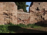 03150 ostia - regio i - insula xii - caseggiato dei triclini (i,xii,1) - hof - nordende - zugemauerte tuer zum 1. raum - bli ri osten - 01-2024.jpg